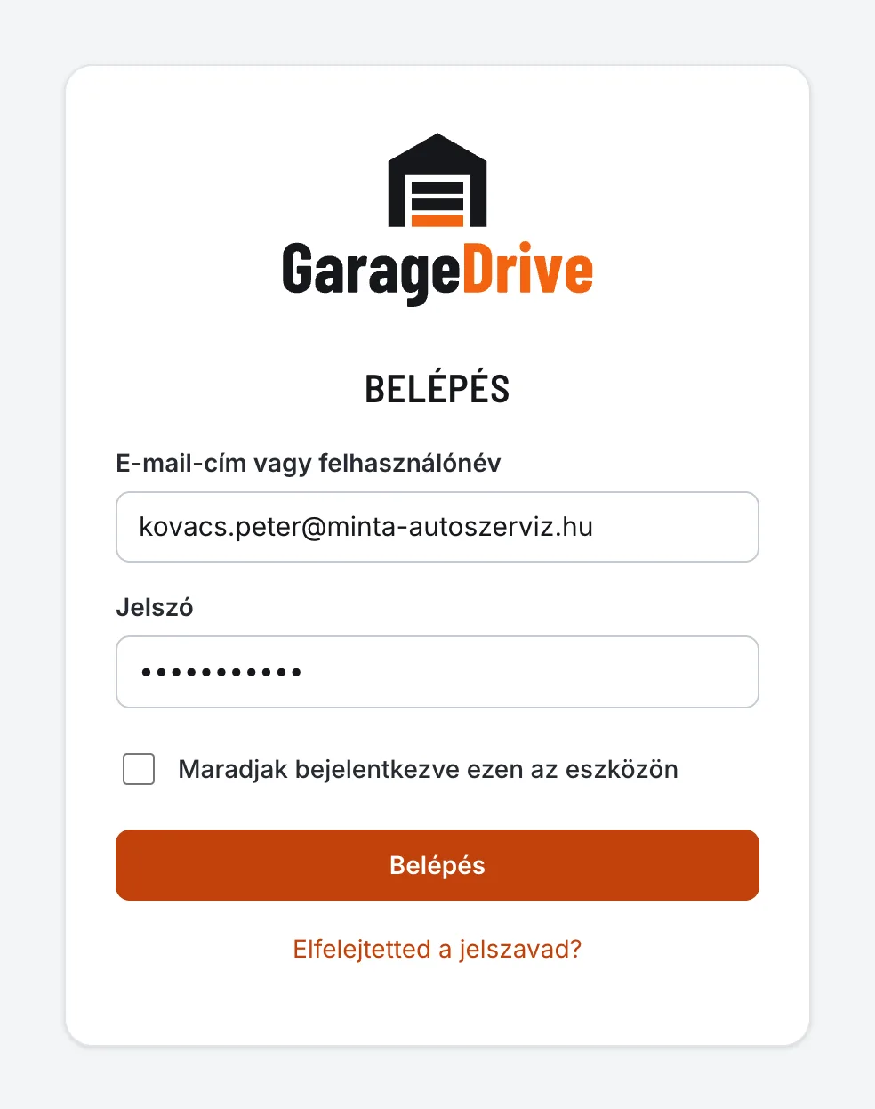 A GarageDrive belépőablaka kitöltött e-mail-címmel és jelszóval, a Maradjak bejelentkezve lehetőséggel és az elfelejtett jelszó linkkel.
